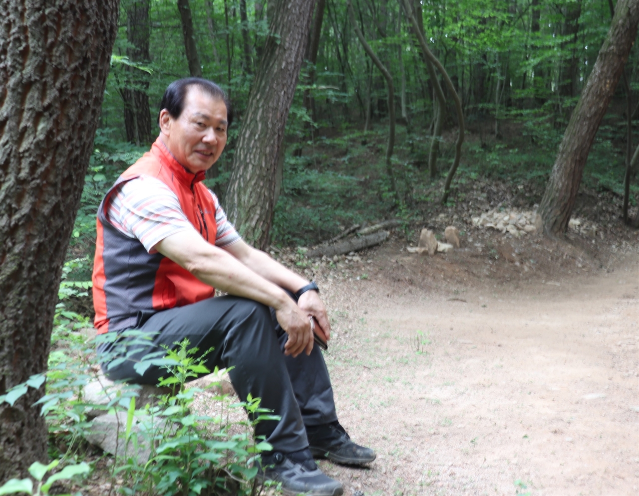 김석진씨에게 산책로를 정비한 이유를 물었다. 그는 "운동 삼아 한 일이고 재능기부"라고 답했다.
