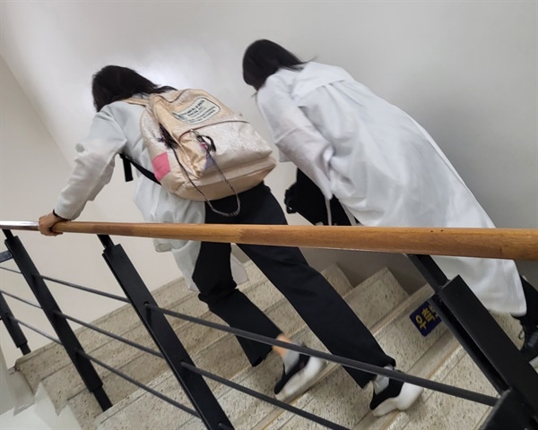 14일 박희영 용산구청장의 사퇴를 요구하며 용산구청 구청장실로 향하던 10.29이태원참사 일부 유가족들이 엘레베이터 통제로 계단을 오르고 있다.
