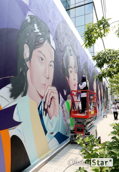 방탄소년단 10주년 기념벽화 방탄소년단 10주년을 맞아 14일 오후 서울 용산구 하이브 사옥에 기념벽화가 설치되고 있다.