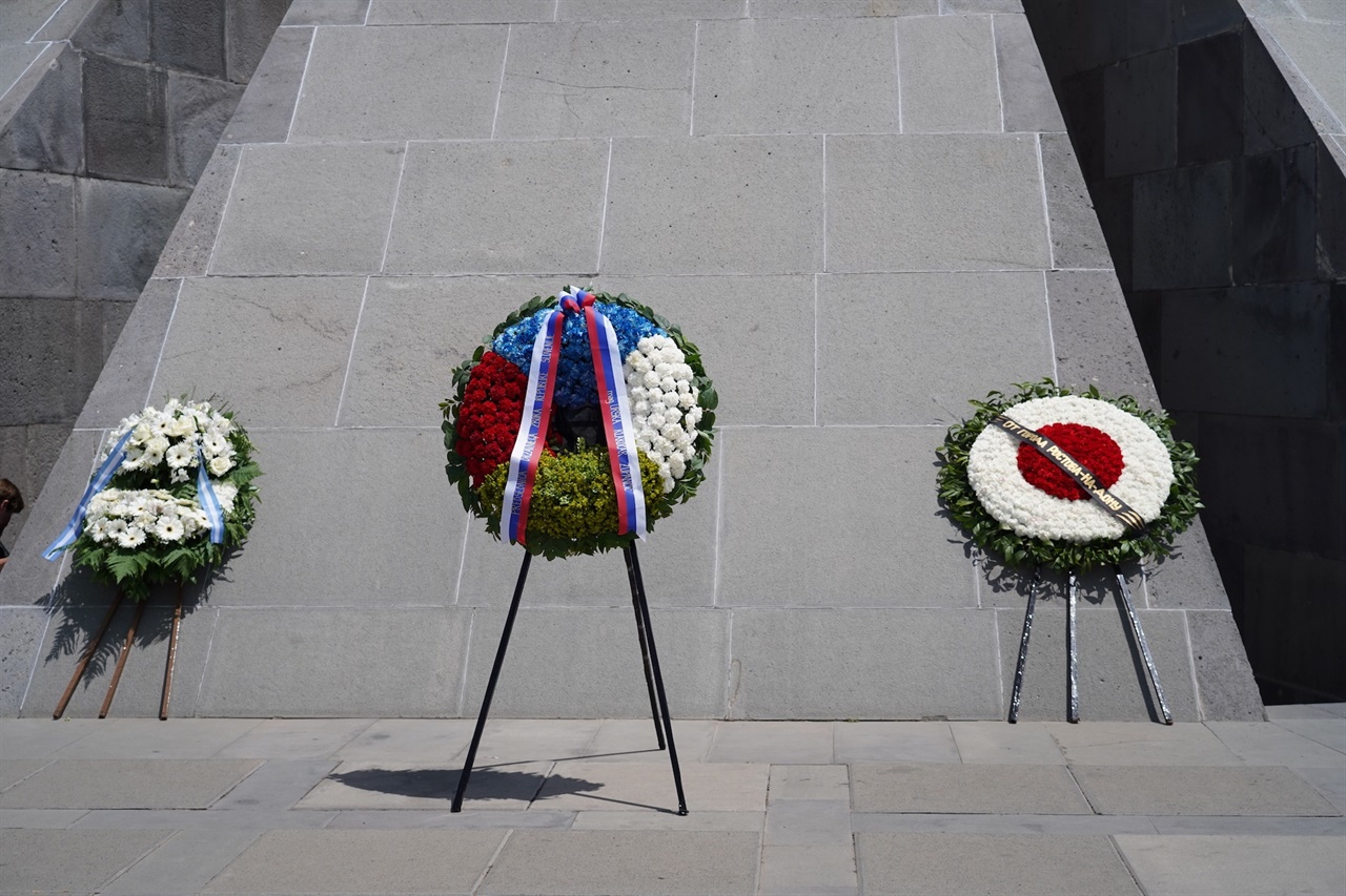 아르메니아 대학살 기념비 앞 러시아의 조화