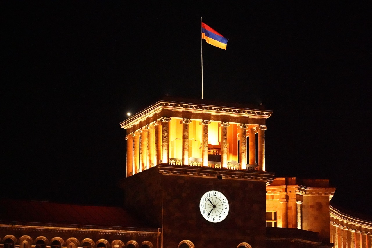 아르메니아 정부청사와 국기