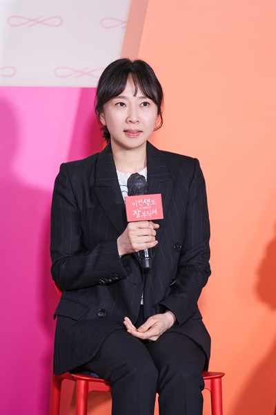  14일 오후 진행된 tvN 새 토일 드라마 <이번 생도 잘 부탁해> 제작발표회에서 이나정 감독이 기자들의 질문에 답하고 있다.