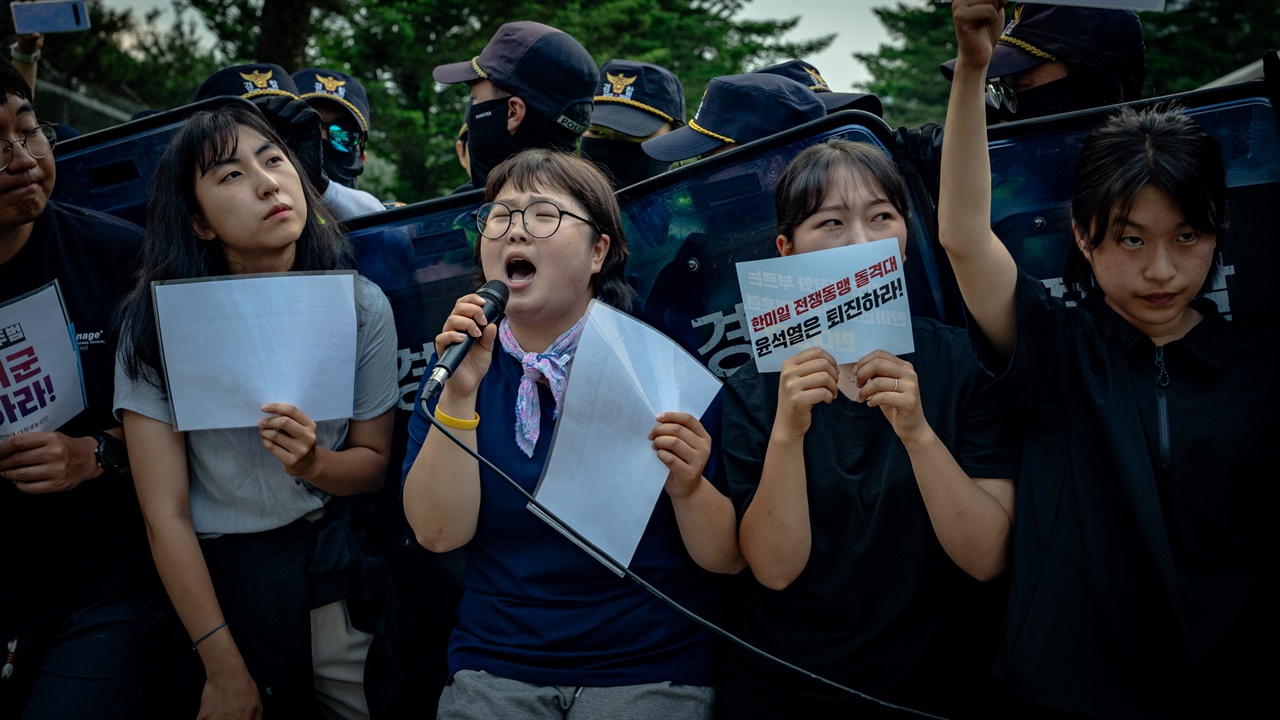 항의서한문을 전달하고 있는 학생들의 모습.