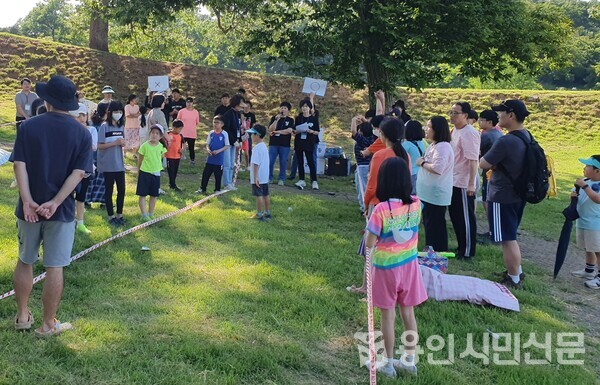  처인성 숲 속 강의실이란 주제로 열린 ‘처인성 골든벨’에도 가족단위로 참여한 시민들이 적지 않았다. 단국대학교 향기인문화센터와 함께하는 행사로 즐거움과 용인과 처인성알기 공부의 기회이기도 했다. 용인문화원 소속 스토리텔러 여러분이 프로그램을 진행했으며 입상자에겐 각각 상품이 주어졌다.