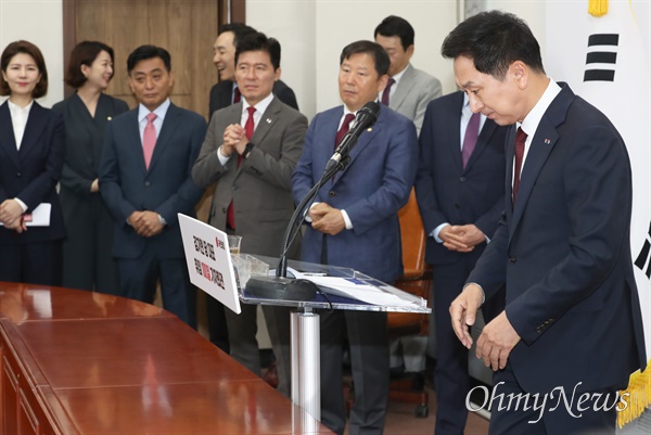  김기현 국민의힘 대표가 취임 100일을 맞은 15일 서울 여의도 국회에서 기자회견을 열고 소회를 밝히기 위해 발언대로 향하고 있다. 