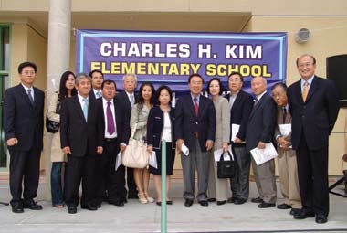로스앤젤레스의 찰스 김(김호) 초등학교 명명식 후 참석한 한인들이 학교 앞에 섰다. (2006년 10월19일), 대한인국민회 제공