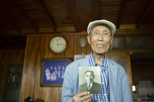 이희석 옹이 할아버지 이병년 선생의 사진을 들고 있다.