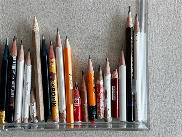 아이들이 어린 시절에 쓰던 연필들을 보관하고 있다. 연필 끝에 씹은 흔적이 있는 것들은 첫째 아이의 것이고 2센티미터 미만이 될 때까지 사용한 연필들은 둘째 아이의 것이다.