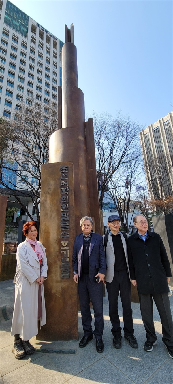 뉴욕 한말글 지킴이, 김은주 씨(왼쪽)와 한글학회 총회(3.23)에 참석했던 이들과 함께 세종대왕 동상 옆 ‘조선어학회 한말글 수호기념탑’에서.