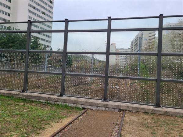 중랑천사람들과 서울환경운동연합은 4월 4일 경춘선 숲길 투명 유리벽에 5x10 조류충돌방지 스티커를 부착하는 활동을 진행했다. 위 사진은 부착 후 투명 유리벽 모습.