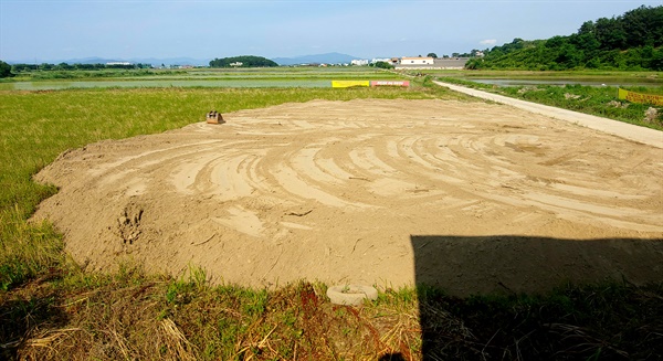 최근 창원 주남저수지 주변 논에서 성토 작업이 진행되고 있다.