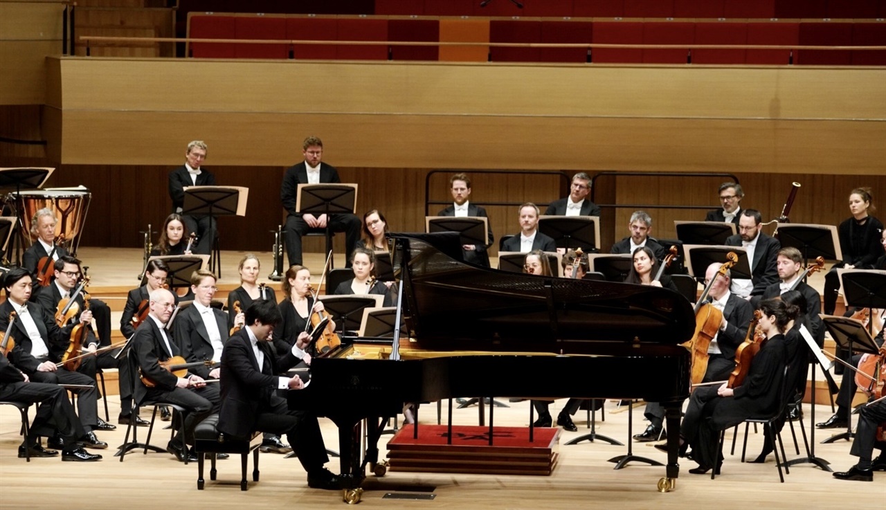  브루스 리우는 쇼팽콩쿠르 우승자 답게 이날 베토벤 3번 협주곡에서도 명징한 선율을 들려주었다.  