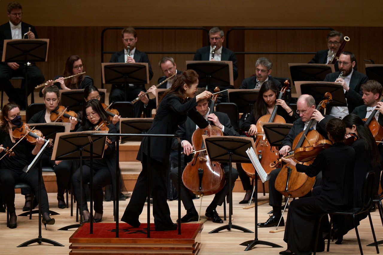  빈심포니 오케스트라와 베토벤 3번을 부천아트센터에서 열정적으로 연주중인 지휘자 장한나.