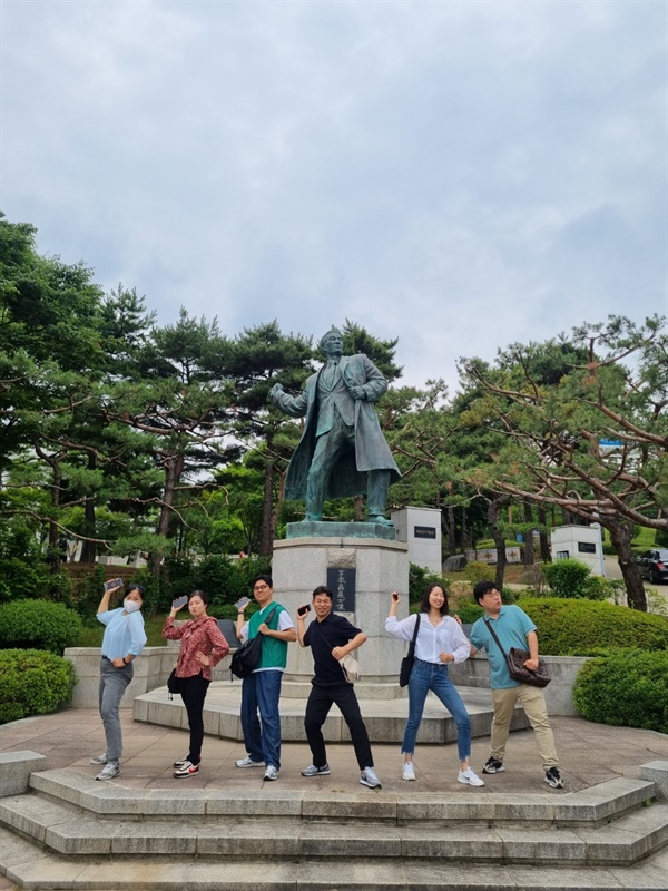 효창공원 이봉창 의사 동상 앞에 선 청년들