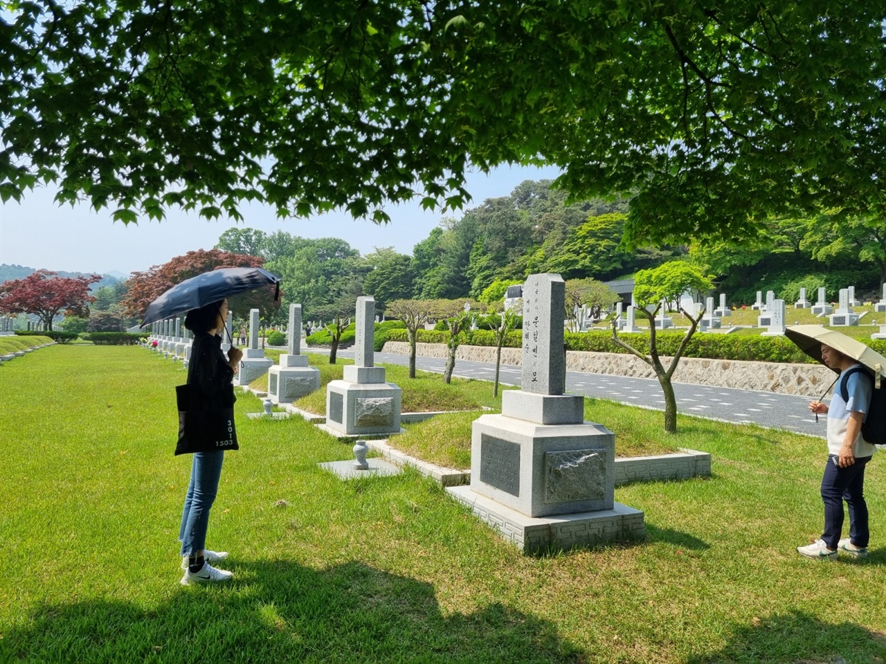 국립서울현충원 문일민 지사 묘역 앞에 선 청년
