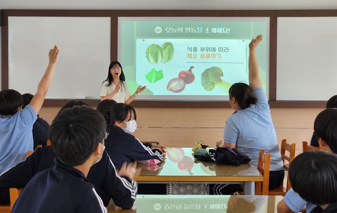 대전 변둥중학교에서 지난 5월, 잔문 교사를 초빙해 사제동행 텃밭 가꾸기 수업을 하고 있다.