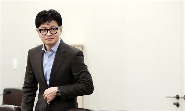 한동훈 법무부장관이 지난 13일 서울 용산 대통령실에서 열린 국무회의에 입장하고 있다.