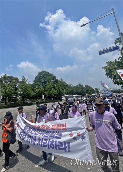 15일, 국회 앞까지의 행진을 마친 이태원 특별법 제정 159km 행진 참가자들 모습이다.