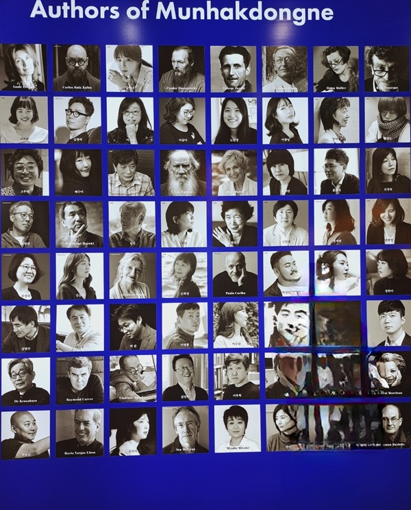 국제 도서전의 상징이 된 작가들의 얼굴 모습