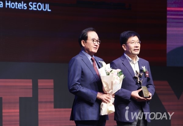 '2022 올해의 브랜드 대상'을 받은 박창수(오른쪽) 대표