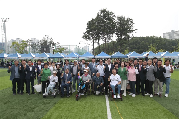  화성시(시장 정명근)가 15일 봉담2지구 생태체육공원에서 ‘제2회 장애인 한마음 체육대회’를 개최했다.