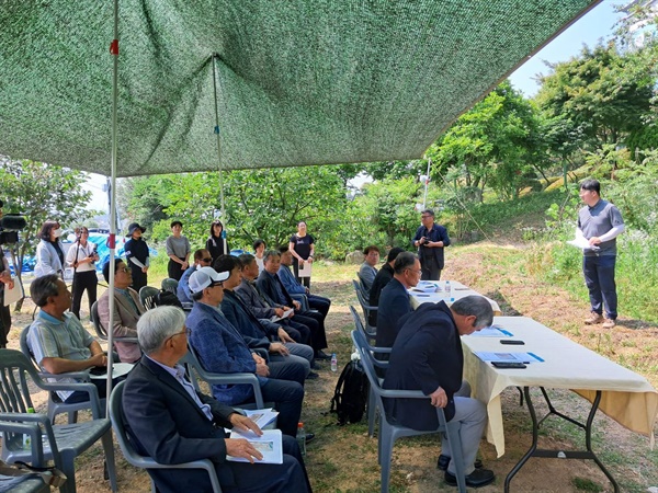 전주대학교 박물관이 전주시의 의뢰로 발굴한 "전주지역 한국전쟁 민간인 희생자 유해 발굴" 현장 공개회 및중간보고회에 전국에서 유가족들이 모였다.