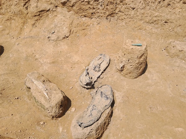 전주대학교 박물관이 전주시의 의뢰로 발굴한 "전주지역 한국전쟁 민간인 희생자 유해 발굴" 현장에서 발굴된 희생자의 신발창
