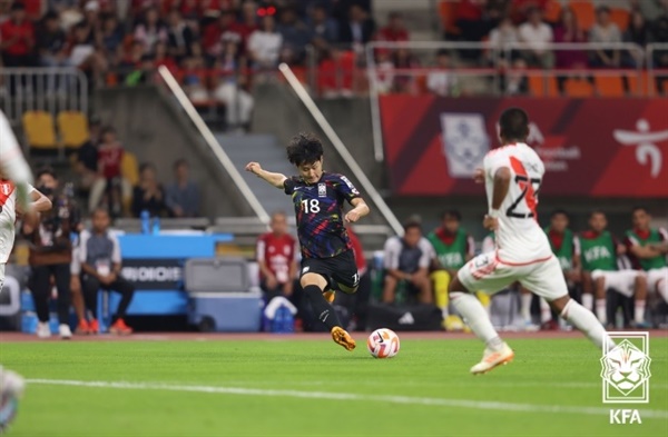  16일 부산 아시아드주경기장에서 축구 대표팀 이강인이 페루와의 평가전에서 슈팅을 시도하고 있다