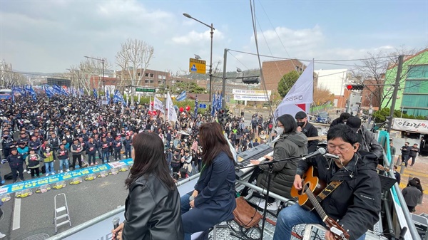 지난 3월 25일에 열린 민생파탄 검찰독재 윤석열 심판 민주노총 투쟁선포대회에서의 꽃다지.