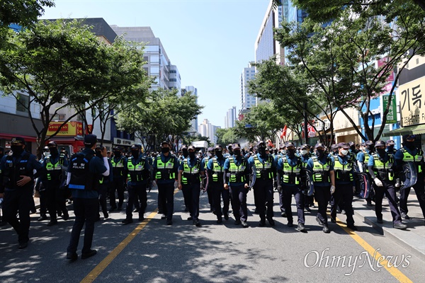 대구쿠어문화축제가 열리는 17일 오전 경찰이 대중교통전용지구 도로를 확보하기 위해 앞장서고 뒤에 행사 차량이 따라오고 있다.