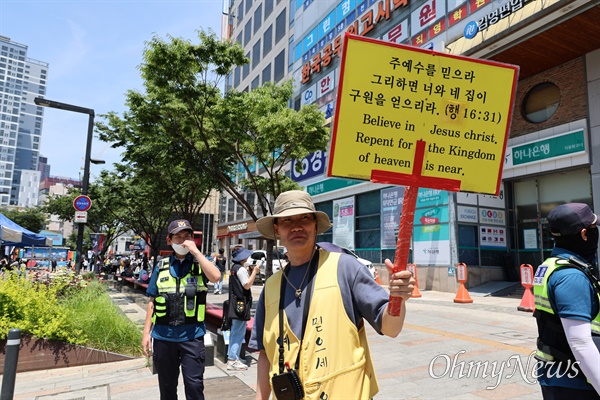  17일 대구 중구 동성로 대중교통전용지구에서 제15회 대구퀴어문화축제가 열린 가운데 퀴어축제를 반대하는 한 기독교인이 피켓을 들고 서 있다.