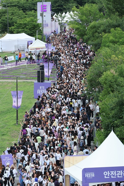 방탄소년단 데뷔 10주년 기념 축제(BTS 10th 애니버서리 페스타)가 열린 여의도 한강공원
