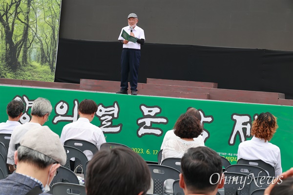 김춘복 밀양문학회 고문이 17일 밀양 의열거리 특설무대에서 열린 "제5회 밀양의열문학제"에서 환영사를 하고 있다.