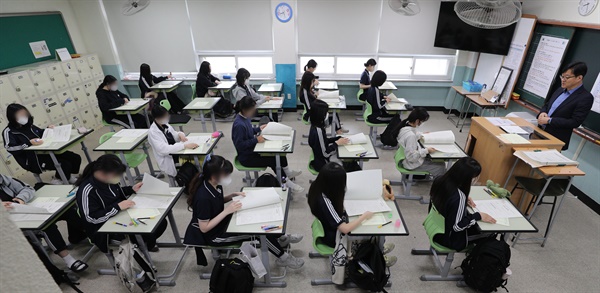  2024학년도 대학수학능력시험 6월 모의평가가 실시된 지난 1일 오전 대구 경북여자고등학교에서 고3 수험생들이 시험을 치고 있다.