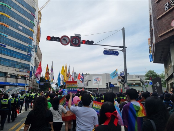 대구퀴어문화축제 참가자들이 행진을 하고 있다.