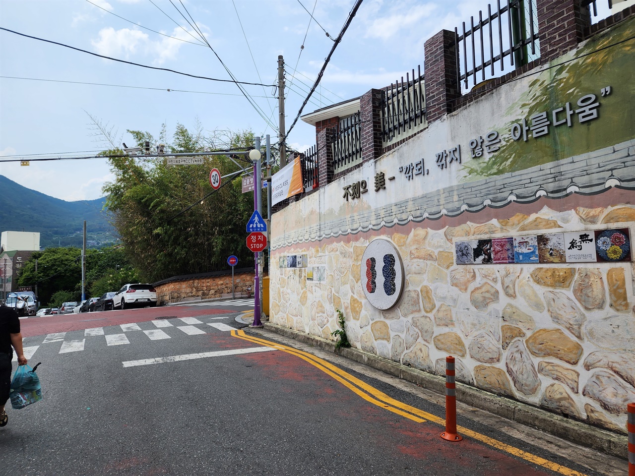 김종영 생가 부근 아파트 벽에 김종영의 작품을 소개하는 글과 그림이 붙어 있다