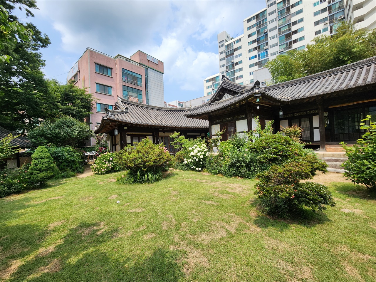 김종영 생가를 둘러싸고 있는 아파트와 높은 건물들
