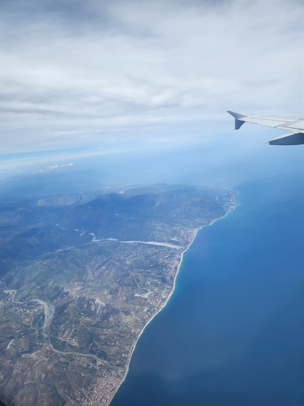 비행기에서 시칠리아 섬이 보인다. 카타니아에 이렇게 힘들게 들어갈 줄이야.