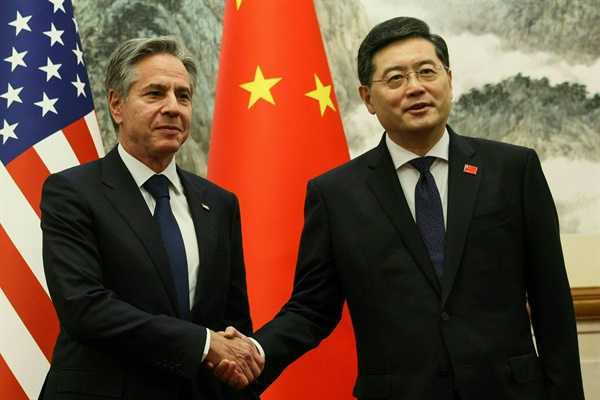 미국 외교 수장으로는 5년 만에 중국을 방문한 토니 블링컨 국무장관(왼쪽)이 18일 베이징 댜오위타이(釣魚臺) 국빈관에서 친강 중국 국무위원 겸 외교부장과 회담 전 악수하고 있다.
