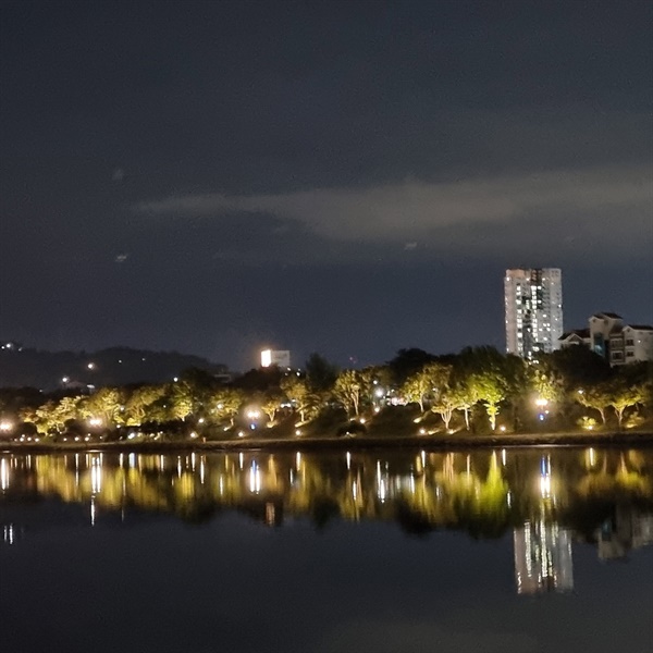  진주 망경동 남강둔치 경관조명.