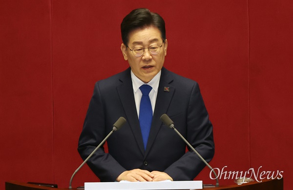 이재명 더불어민주당 대표가 19일 오전 서울 여의도 국회에서 열린 본회의에서 교섭단체 대표연설을 하고 있다.