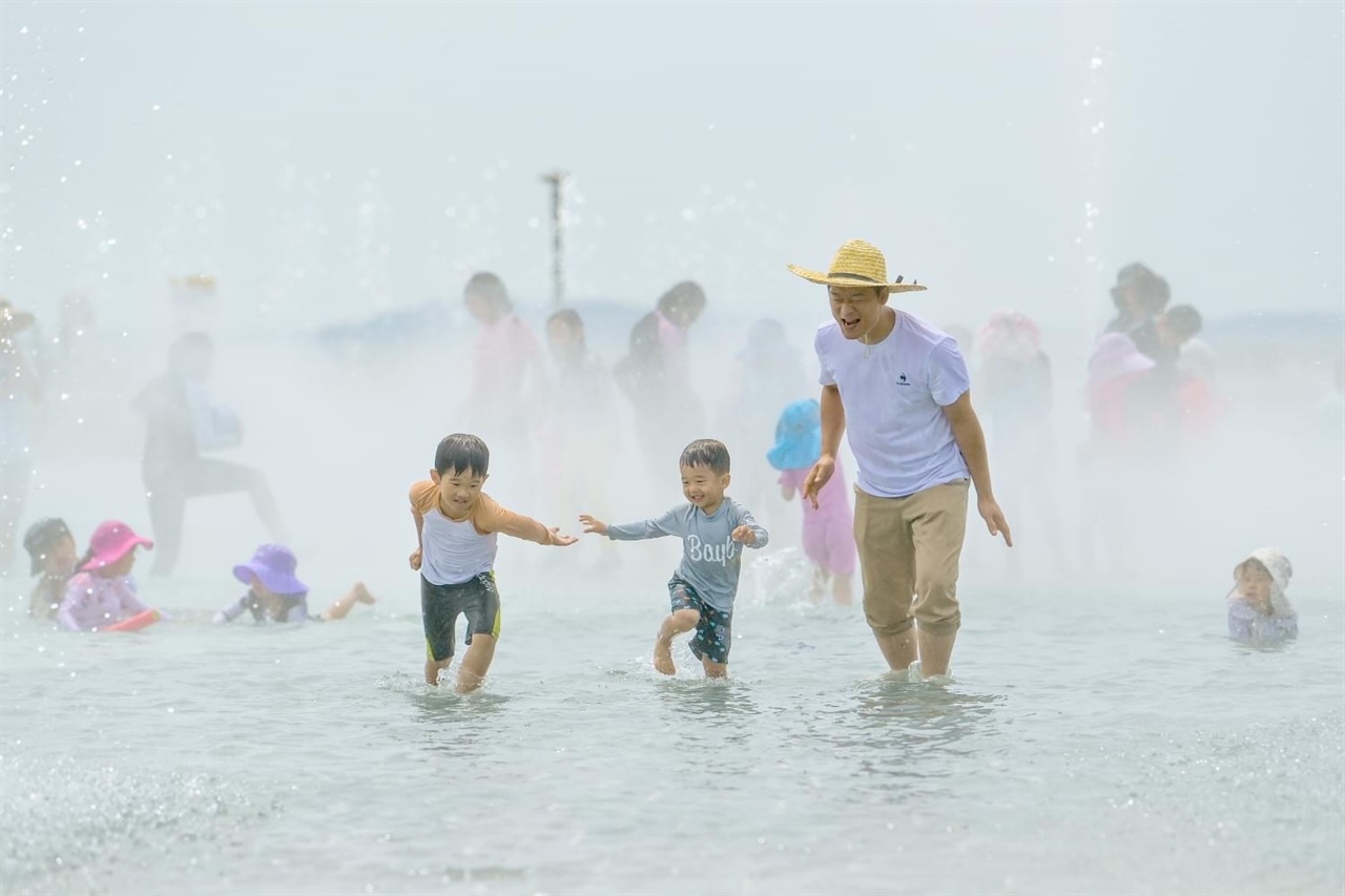 지난 18일 충남 홍성군 서부면 남당리 해양공원에서 아이들이 더위를 피해 물놀이를 즐기고 있다. 