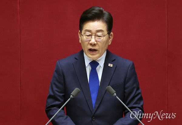 이재명 더불어민주당 대표가 19일 오전 서울 여의도 국회에서 열린 본회의에서 교섭단체 대표연설을 하고 있다.