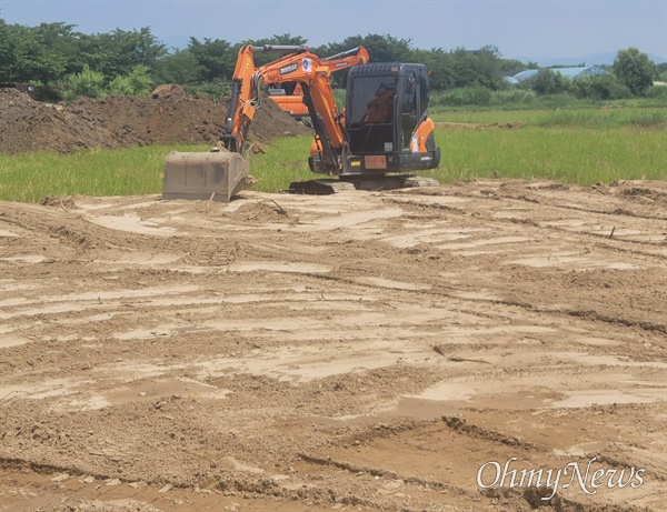 창원 주남저수지 주변 논에서 진행되고 있는 성토 작업.