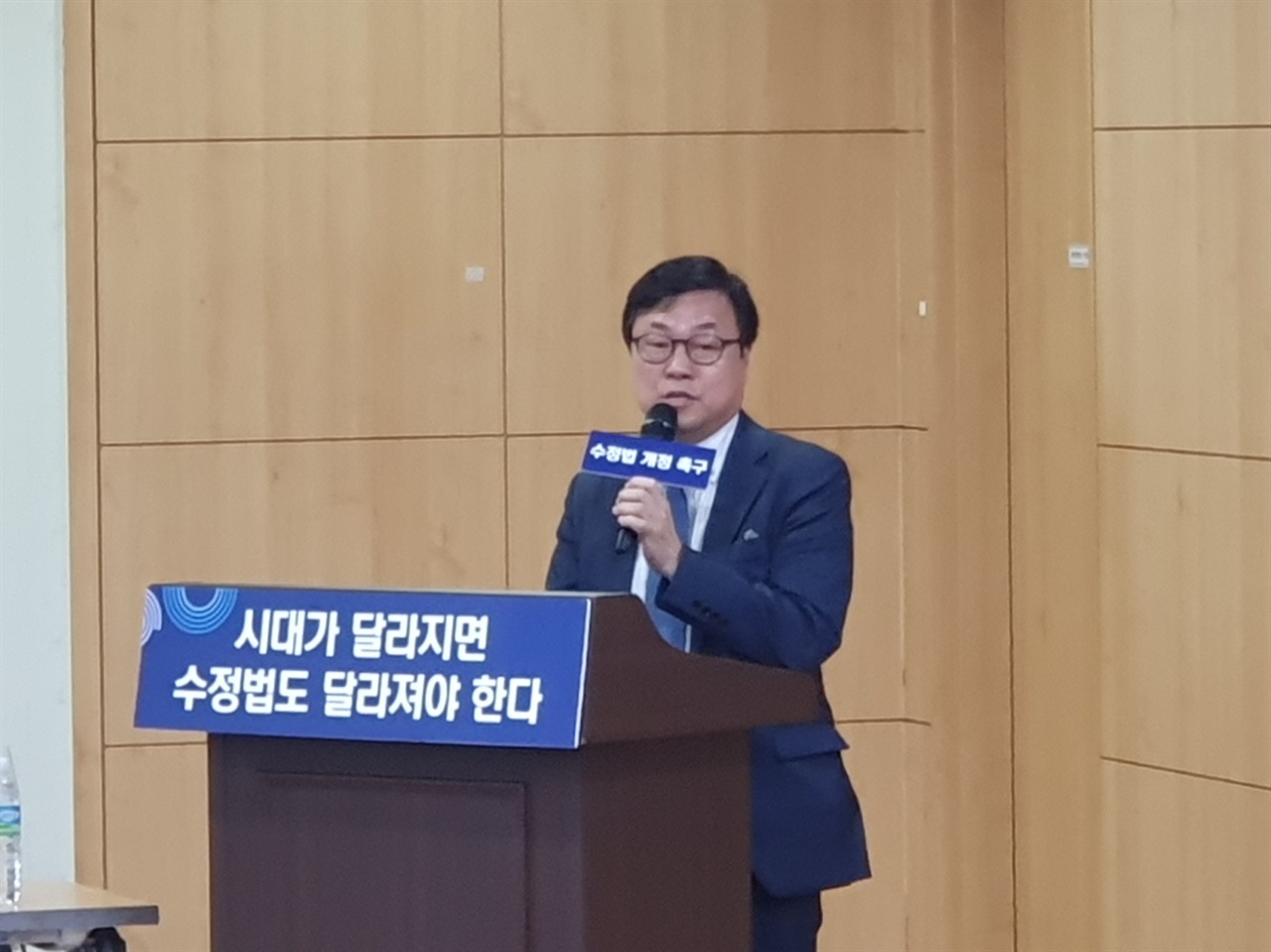  국회의원회관에서열린 수도권정비계획법 개정을 위한 정책토론회에서 김갑성 연세대학교 도시공학과 교수가 '수도권 정비계획 및 패러다임 전환'이라는 기조발제를하고 있다.