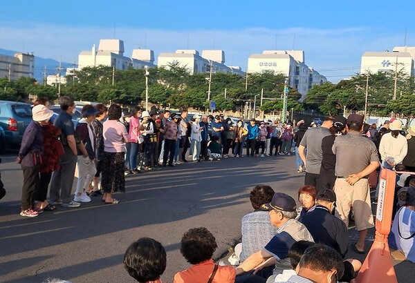  19일 오전 제주시농협 하나로마트 본점에서 선착순으로 판매하는 천일염을 구매하기 위해 모여든 시민들