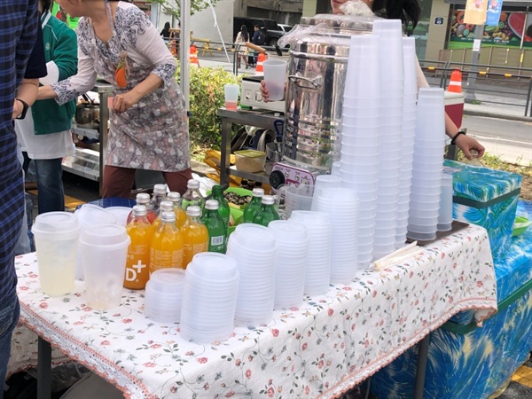 음료 판매자는 다회용컵을 사용해 음료를 제공했다. 