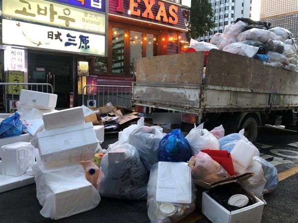 세계도시문화축제가 끝날 무렵 수거된 쓰레기의 양. 단 하루 축제에 2.5톤 트럭에 2배로 쌓인 양이 발생했다. 아직 다 싣지 못해 바닥에 널브러져 있다. 