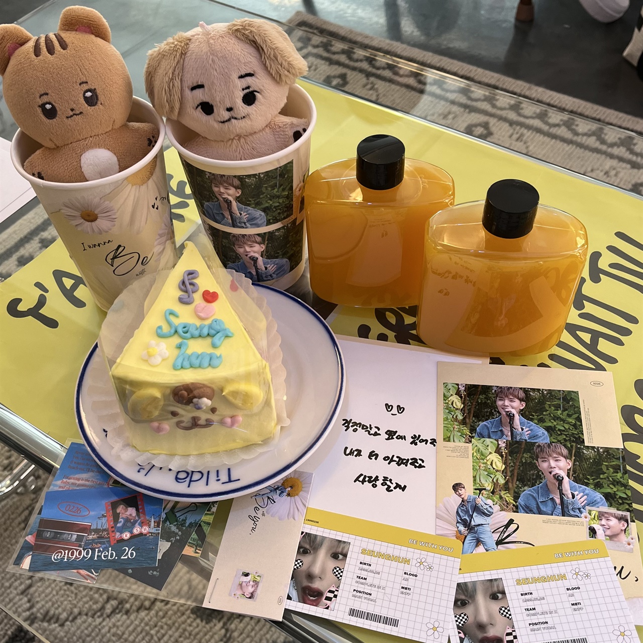  CIX 승훈의 생일 카페에서 판매하는 음료와 조각 케이크