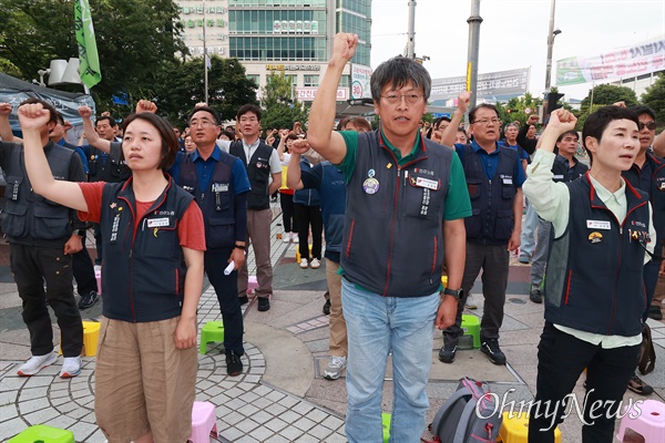  민주노총 경남본부는 19일 저녁 한서빌딩 앞 광장에 있는 고 양회동 건설노동자 시민분향소에서 "49재 추모, 집체극 공연"을 했다.